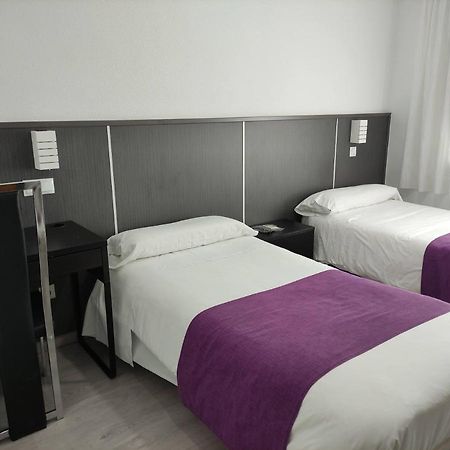 Hostal Dona Isabel Majadahonda Bagian luar foto