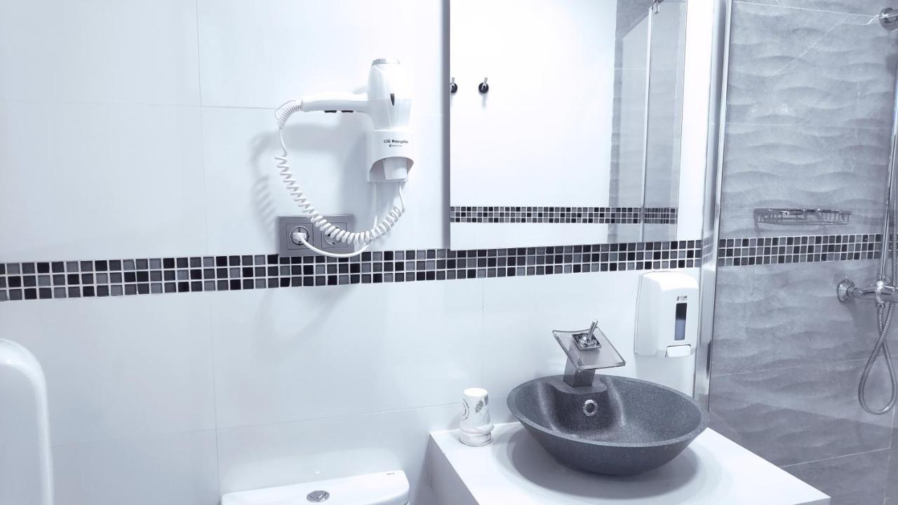Hostal Dona Isabel Majadahonda Bagian luar foto