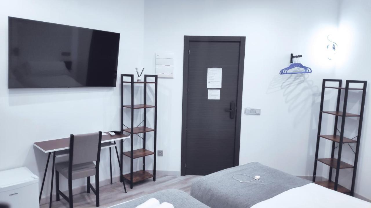Hostal Dona Isabel Majadahonda Bagian luar foto