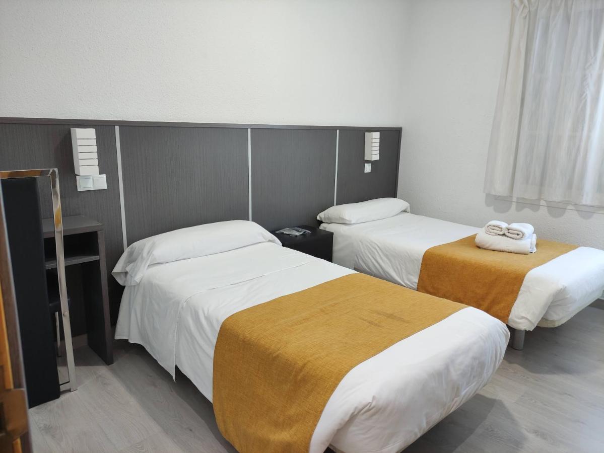 Hostal Dona Isabel Majadahonda Bagian luar foto