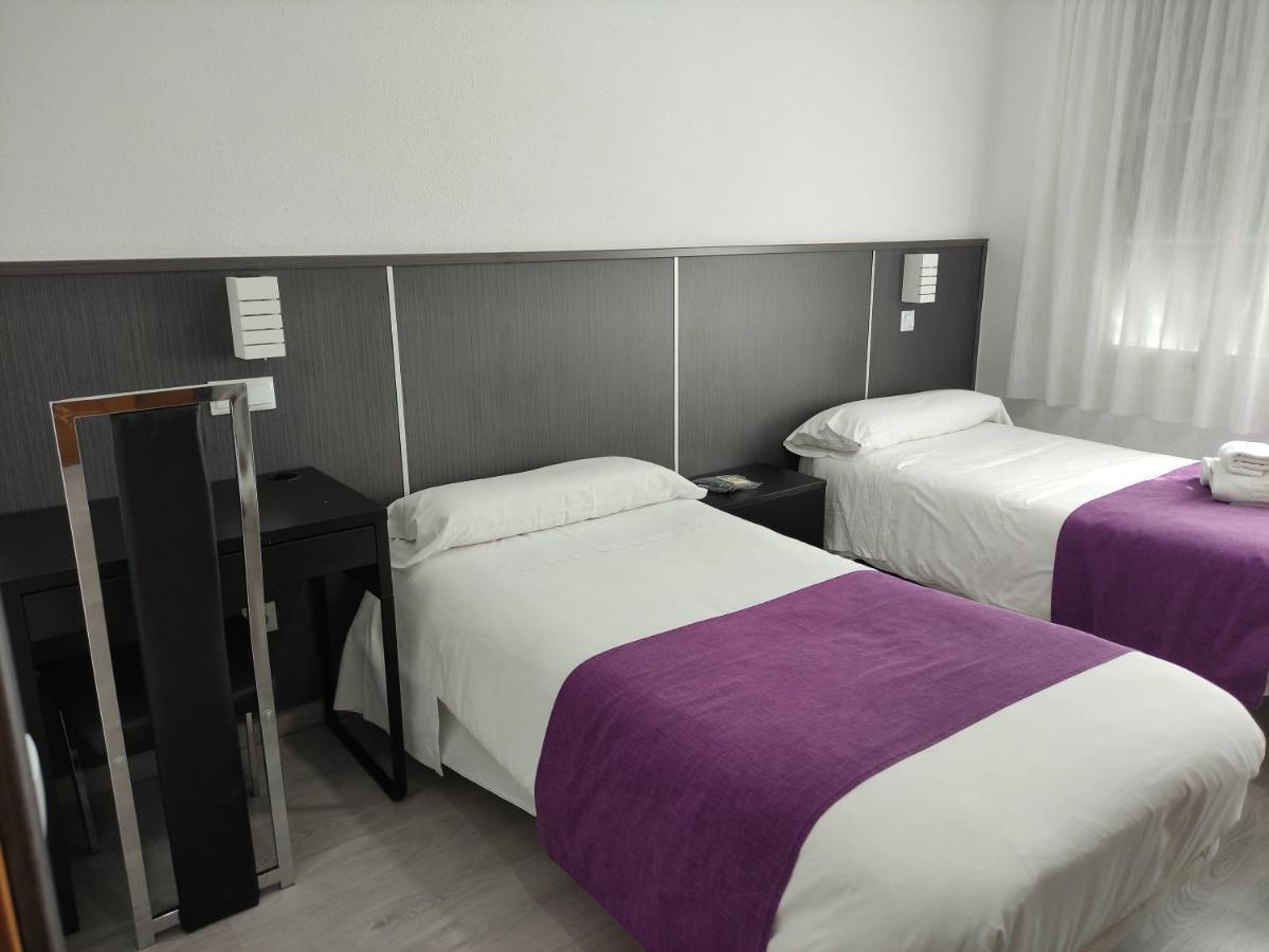 Hostal Dona Isabel Majadahonda Bagian luar foto