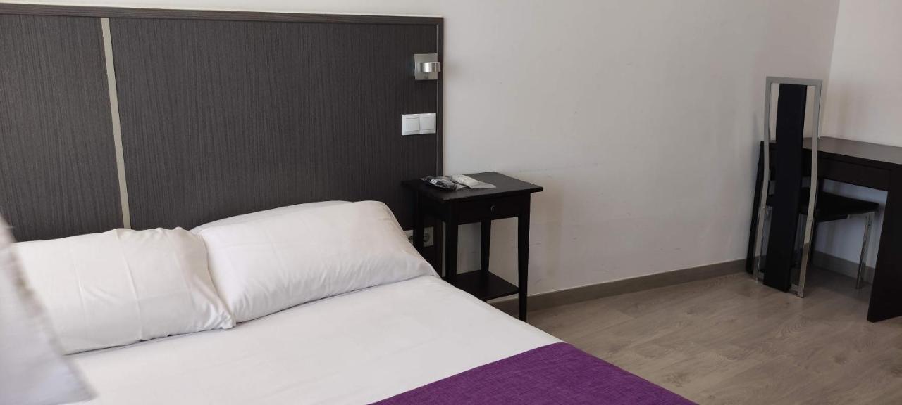 Hostal Dona Isabel Majadahonda Bagian luar foto
