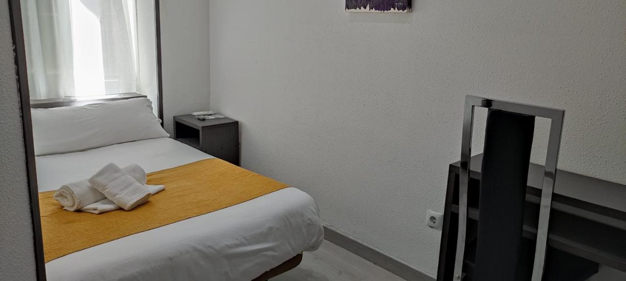 Hostal Dona Isabel Majadahonda Bagian luar foto