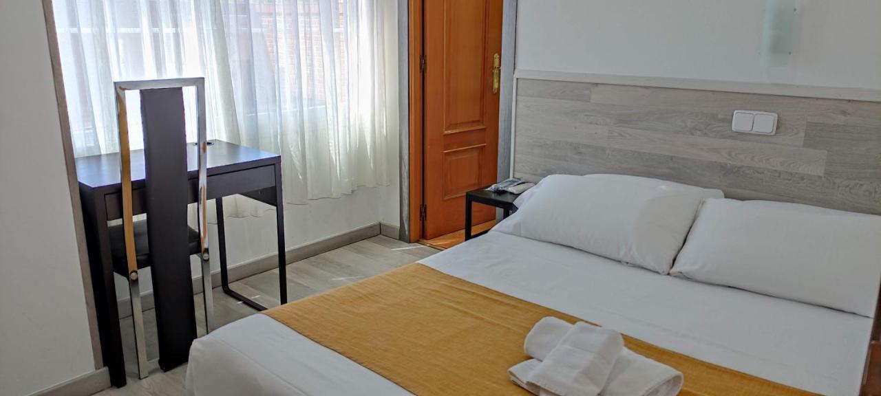 Hostal Dona Isabel Majadahonda Bagian luar foto