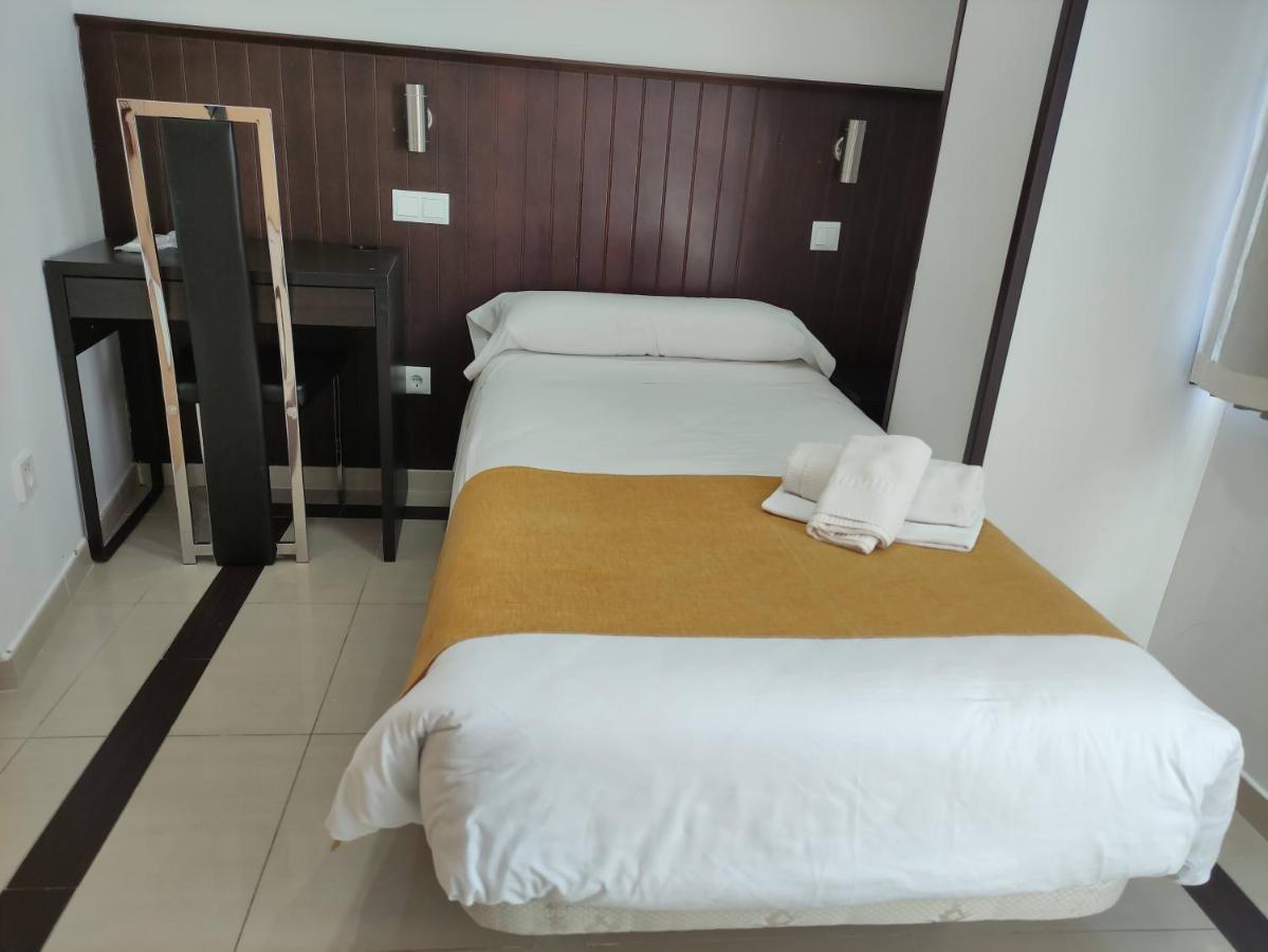 Hostal Dona Isabel Majadahonda Bagian luar foto