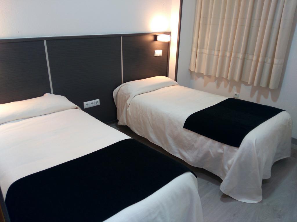 Hostal Dona Isabel Majadahonda Bagian luar foto
