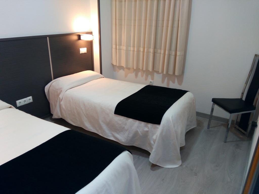 Hostal Dona Isabel Majadahonda Bagian luar foto