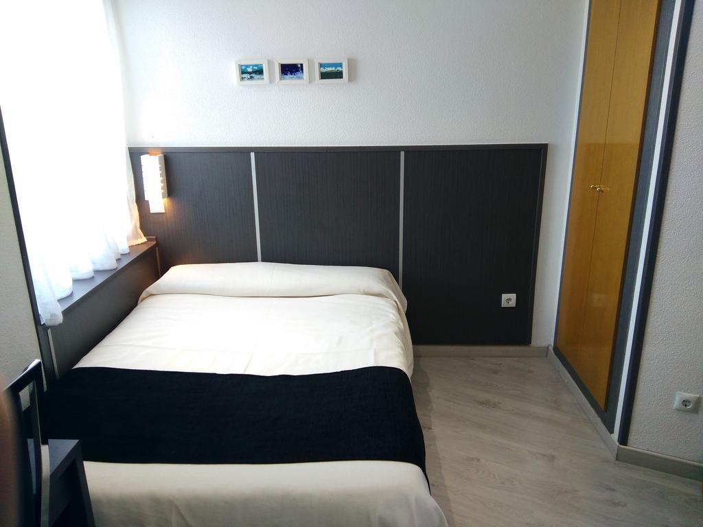 Hostal Dona Isabel Majadahonda Bagian luar foto
