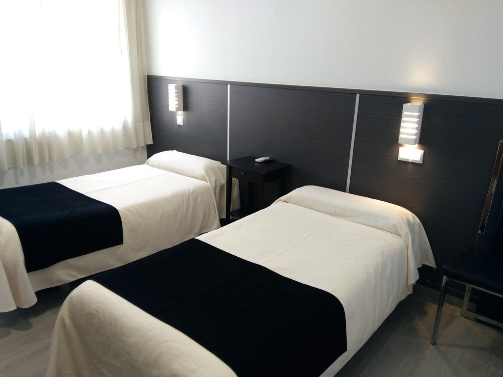 Hostal Dona Isabel Majadahonda Bagian luar foto