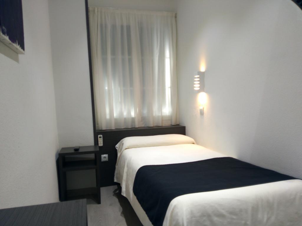Hostal Dona Isabel Majadahonda Bagian luar foto