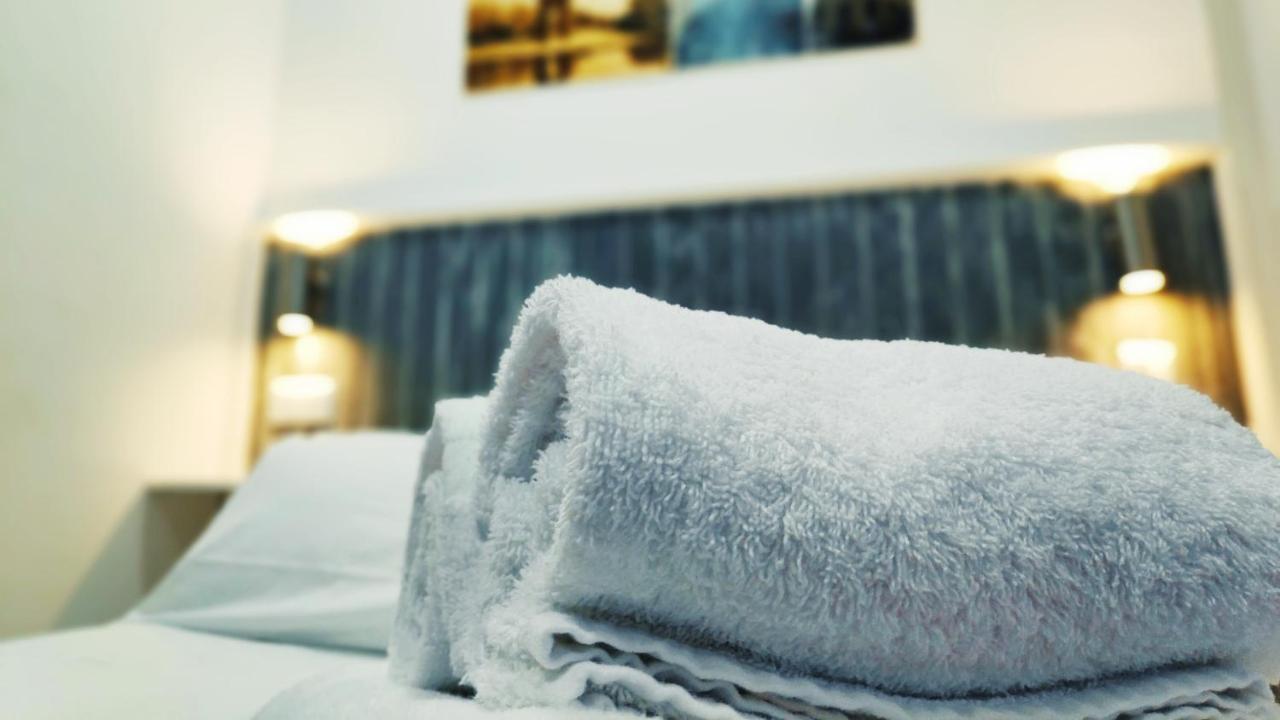 Hostal Dona Isabel Majadahonda Bagian luar foto