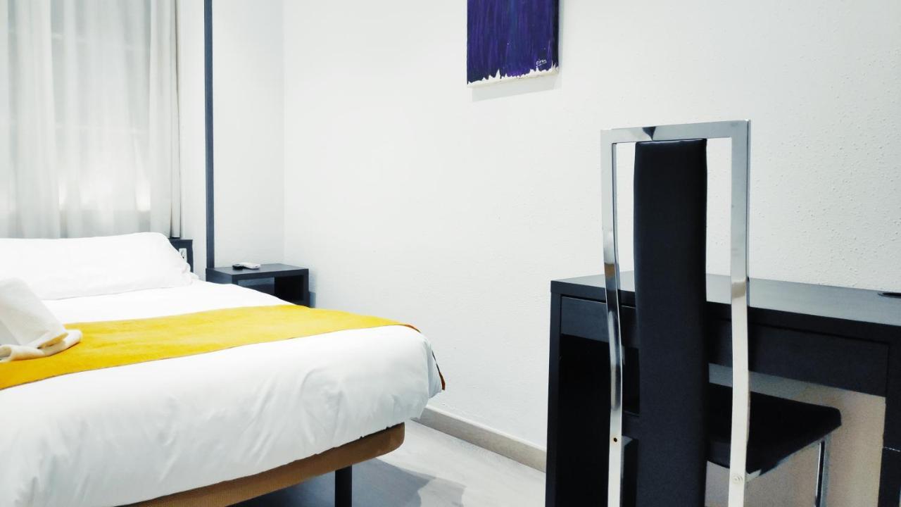 Hostal Dona Isabel Majadahonda Bagian luar foto